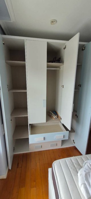 Armario, cama nido y baldas de habitación infantil