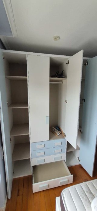 Armario, cama nido y baldas de habitación infantil