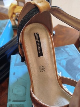 Sandalias Mustang cuña negras y marrones