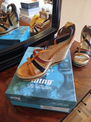 Sandalias Mustang cuña negras y marrones