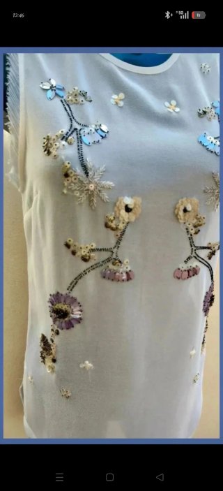 Blusa fina con abalorios