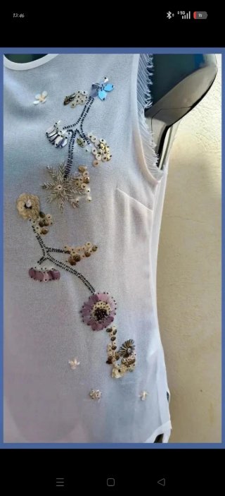 Blusa fina con abalorios