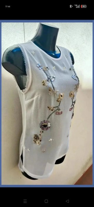 Blusa fina con abalorios