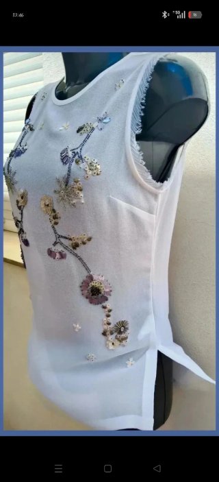 Blusa fina con abalorios
