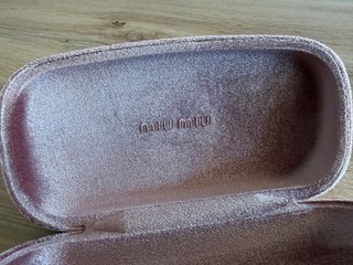 Caja y funda para gafas Miu Miu rosa