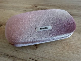 Caja y funda para gafas Miu Miu rosa