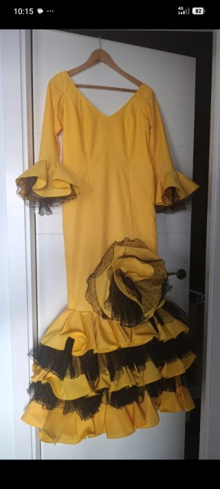 Vestido de flamenca amarillo y negro