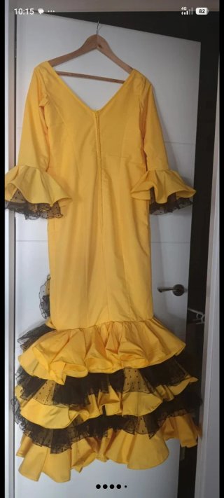 Vestido de flamenca amarillo y negro