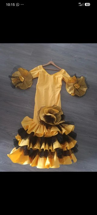 Vestido de flamenca amarillo y negro