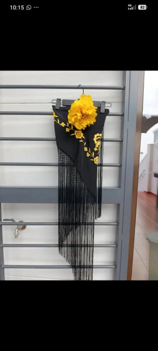 Vestido de flamenca amarillo y negro