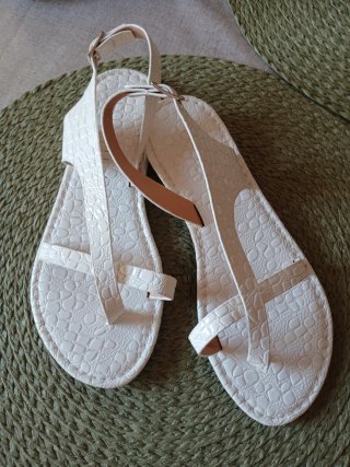 Sandalias planas blancas