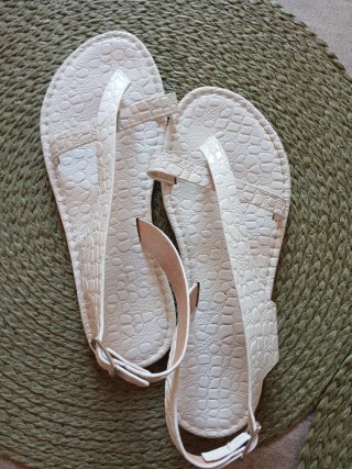 Sandalias planas blancas