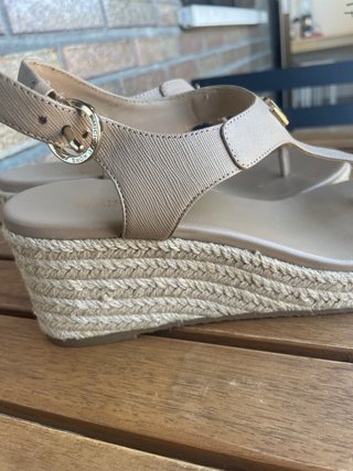 Sandalias Michael Kors Beige Tira Dedo