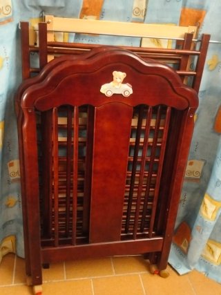 Cuna de madera para bebé