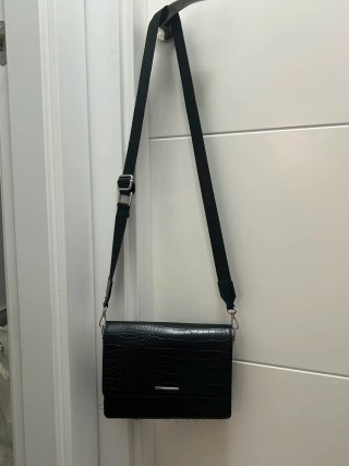 Bolso negro Bershka efecto piel cocodrilo