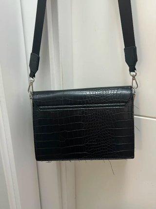 Bolso negro Bershka efecto piel cocodrilo