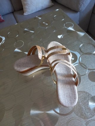 Sandalias doradas y beige verano