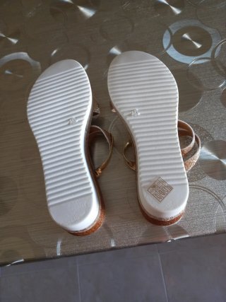 Sandalias doradas y beige verano