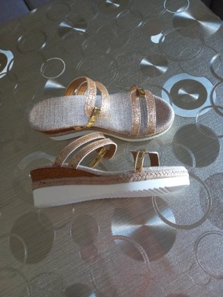 Sandalias doradas y beige verano