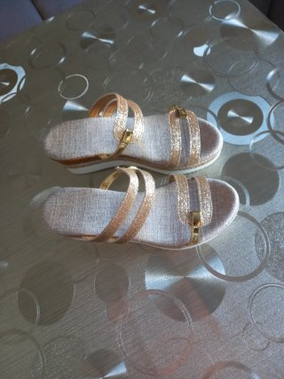 Sandalias doradas y beige verano