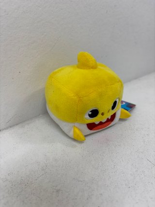 Baby Shark Cubo Peluche Musical Bandai Pinkfong