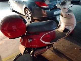 Daelim Aroma 125 Scooter Roja y Blanca