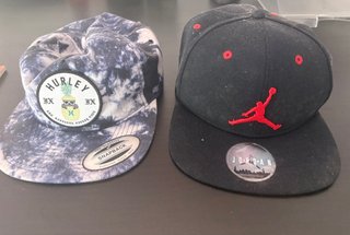 Gorras Jordan Negras y Rojas