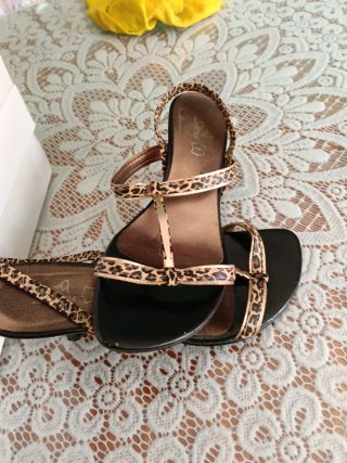 Sandalias de verano negras y doradas