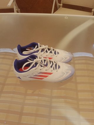 Botas de fútbol Adidas blancas y azules talla 35