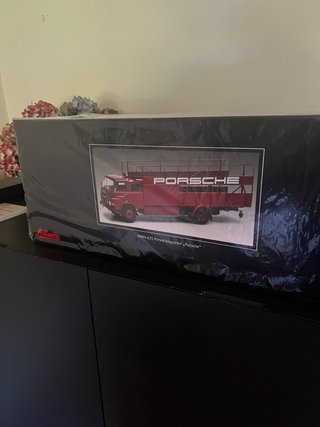 Schuco 1/18 MAN 635 Renntransporter Porsche