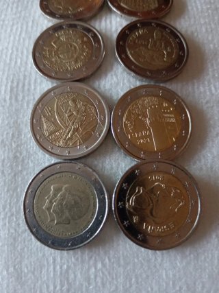 Set di otto monete commemorative da 2 euro