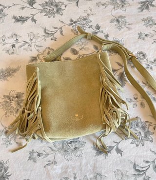 Bolso de ante verde con flecos