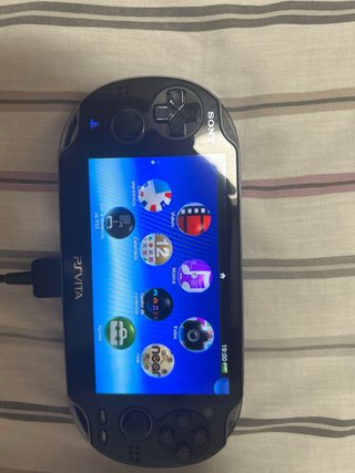 PS Vita OLED PCH-1004 + 4 Giochi + Custodia