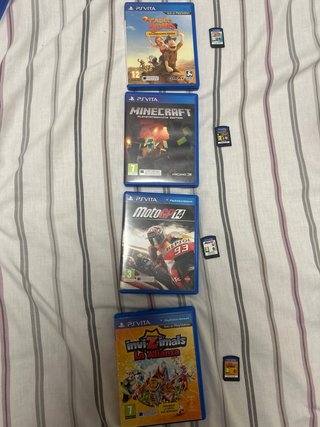 PS Vita OLED PCH-1004 + 4 Giochi + Custodia