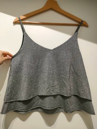 Top argento brillantinato con balze