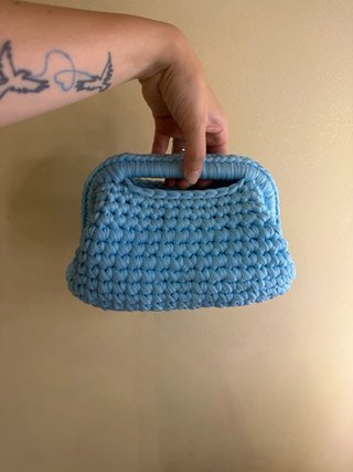 Borsa azzurra a mano