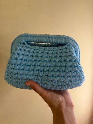 Borsa azzurra a mano