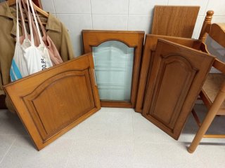 Puertas de cocina madera maciza de varios tamaños.