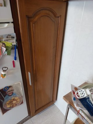 Puertas de cocina madera maciza de varios tamaños.