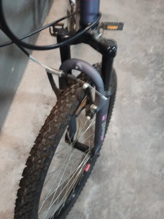 Bicicleta Morada y Plateada.