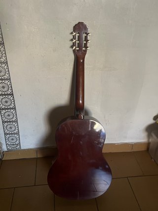 Guitarra con funda incluida y cuerdas de repuesto