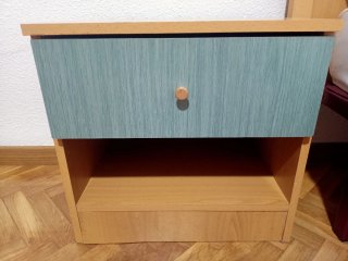 Cabecero, mesita y estantería de madera