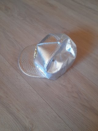 Gorra Plateada con Símbolo de Dólar Brillante