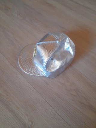 Gorra Plateada con Símbolo de Dólar Brillante