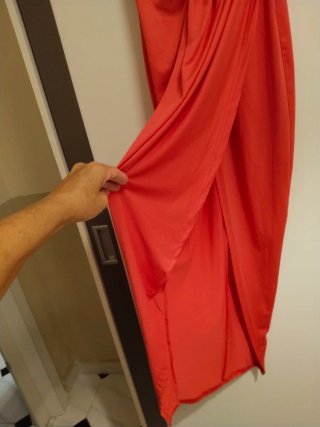 Vestido fucsia escotado
