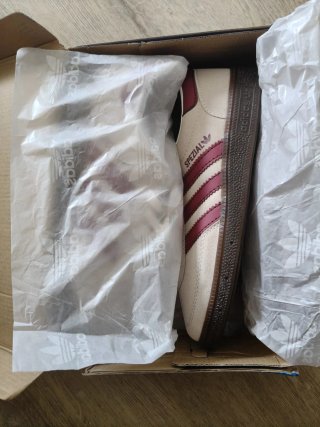 Adidas Spezial Beige y Rojo