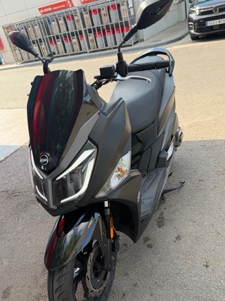 Moto Scooter SYM Negra