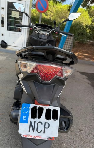 Moto Scooter SYM Negra