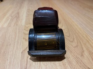 Figura coche clásico madera