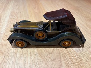 Figura coche clásico madera